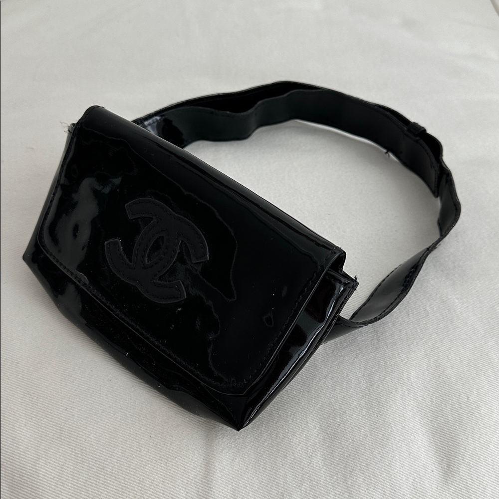 Chanel Black Patent Leather Enamel Logo Waist Pouch - Picture 4 of 8